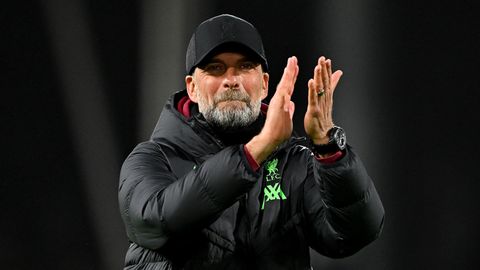 FC-Liverpool-Trainer Jürgen Klopp applaudiert nach einem Spiel seines Teams