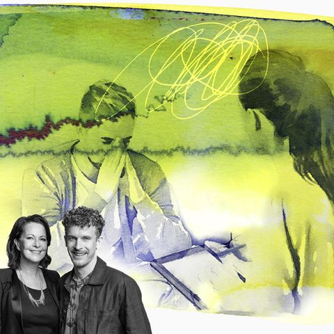 Ein Mann sitzt bei einer Therapeutin und stützt seinen Kopf verzweifelt in die Hände