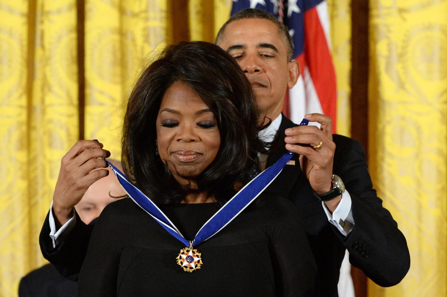 Ihr Lebensweg ist mit dem von US-Präsident Barack Obama eng verbunden, die beiden kennen sich schon aus Chicagoer Zeiten. 2008 unterstützte sie seine Präsidentschaftskandidatur und trat mit dem Politiker gemeinsam bei Wahlkampfveranstaltungen auf. Der revanchierte sich und verlieh der Moderatorin 2013 die Presidential Medal of Freedom.