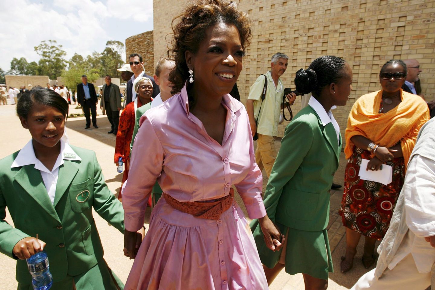 Winfrey ist auch für ihr philanthropisches Engagement bekannt. 2004 stiftete sie 40 Millionen Dollar für die Gründung der "Oprah Winfrey Leadership Academy for Girls" in Südafrika, die Mädchen aus verarmten Verhältnissen Zugang zur Bildung ermöglichen soll. Das Foto entstand 2007 beim Besuch "ihrer" Schule in Henley-on-Klip. 