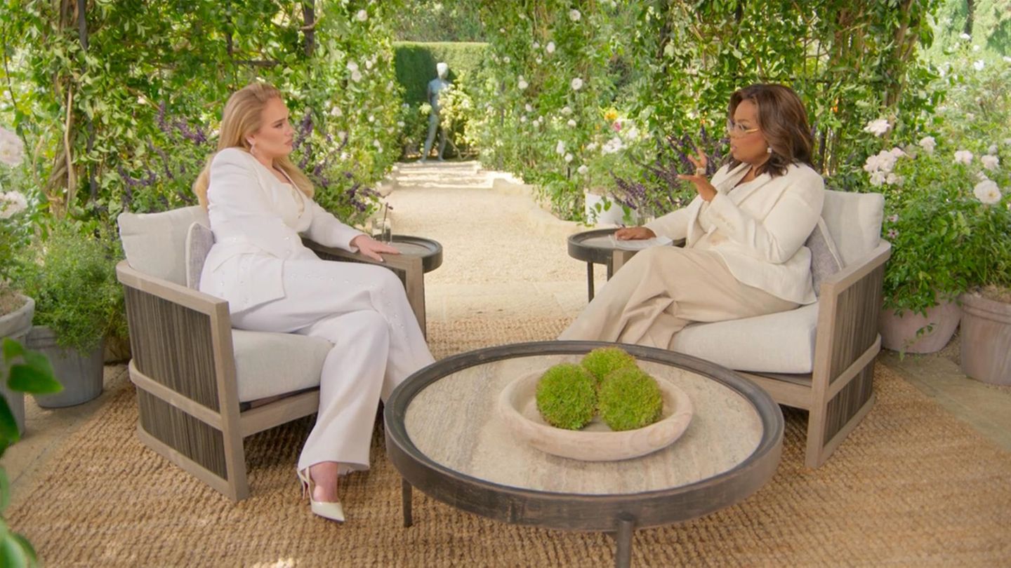 2022 setzte sich auch Popsängerin Adele auf Oprahs weißes Sofa - und gewährte in dem Gespräch unerwartet tiefe Einblicke in ihr Seelenleben. Winfrey schafft es immer wieder, Prominente dazu zu bringen, sich zu öffnen.