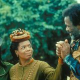 Auch als Schauspielerin feierte Oprah Winfrey Erfolge. Bereits 1985 wirkte sie in Steven Spielbergs Rassismus-Drama "Die Farbe Lila" mit - und erhielt sogar eine Oscar-Nominierung als beste Nebendarstellerin. Bei der Verfilmung von Toni Morrisons  Roman "Menschenkind" spielte sie 1998 sogar die Hauptrolle (Foto), zudem wirkte sie auch als Produzentin hinter der Kamera. Auch in den Filmen "Der Butler" (2013) und "Selma" (2014), die beide die afroamerikanische Bürgerrechtsbewegung zum Thema haben, war Winfrey zu sehen.