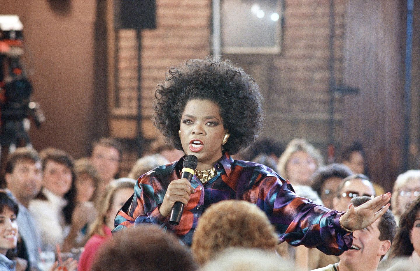 Ihre Karriere begann Oprah Winfrey als Nachrichtenmoderatorin in Baltimore, doch 1983 zog sie in die Stadt, die ihre weitere Karriere prägen sollte: Sie wurde Host der Morgentalkshow "AM Chicago". Die Sendung machte Winfrey schnell populär, und keine drei Jahre später wurde sie umbenannt. Fortan firmierte sie als "The Oprah Winfrey Show", denn hier war die Moderatorin der Star. Für das nächste Vierteljahrhundert war "Oprah", wie das Format bei vielen hieß, die einflussreichste tägliche Talksendung im US-Fernsehen. Winfrey war nicht nur Moderatorin, sondern produzierte die Sendung auch über ihre eigene Firma Harpo - was Oprah rückwärts geschrieben heißt. Harpo legte den Grundstein für ihren wirtschaftlichen Aufstieg.