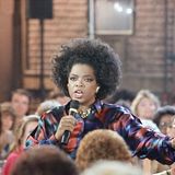 Ihre Karriere begann Oprah Winfrey als Nachrichtenmoderatorin in Baltimore, doch 1983 zog sie in die Stadt, die ihre weitere Karriere prägen sollte: Sie wurde Host der Morgentalkshow "AM Chicago". Die Sendung machte Winfrey schnell populär, und keine drei Jahre später wurde sie umbenannt. Fortan firmierte sie als "The Oprah Winfrey Show", denn hier war die Moderatorin der Star. Für das nächste Vierteljahrhundert war "Oprah", wie das Format bei vielen hieß, die einflussreichste tägliche Talksendung im US-Fernsehen. Winfrey war nicht nur Moderatorin, sondern produzierte die Sendung auch über ihre eigene Firma Harpo - was Oprah rückwärts geschrieben heißt. Harpo legte den Grundstein für ihren wirtschaftlichen Aufstieg.