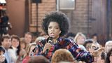 Ihre Karriere begann Oprah Winfrey als Nachrichtenmoderatorin in Baltimore, doch 1983 zog sie in die Stadt, die ihre weitere Karriere prägen sollte: Sie wurde Host der Morgentalkshow "AM Chicago". Die Sendung machte Winfrey schnell populär, und keine drei Jahre später wurde sie umbenannt. Fortan firmierte sie als "The Oprah Winfrey Show", denn hier war die Moderatorin der Star. Für das nächste Vierteljahrhundert war "Oprah", wie das Format bei vielen hieß, die einflussreichste tägliche Talksendung im US-Fernsehen. Winfrey war nicht nur Moderatorin, sondern produzierte die Sendung auch über ihre eigene Firma Harpo - was Oprah rückwärts geschrieben heißt. Harpo legte den Grundstein für ihren wirtschaftlichen Aufstieg.
