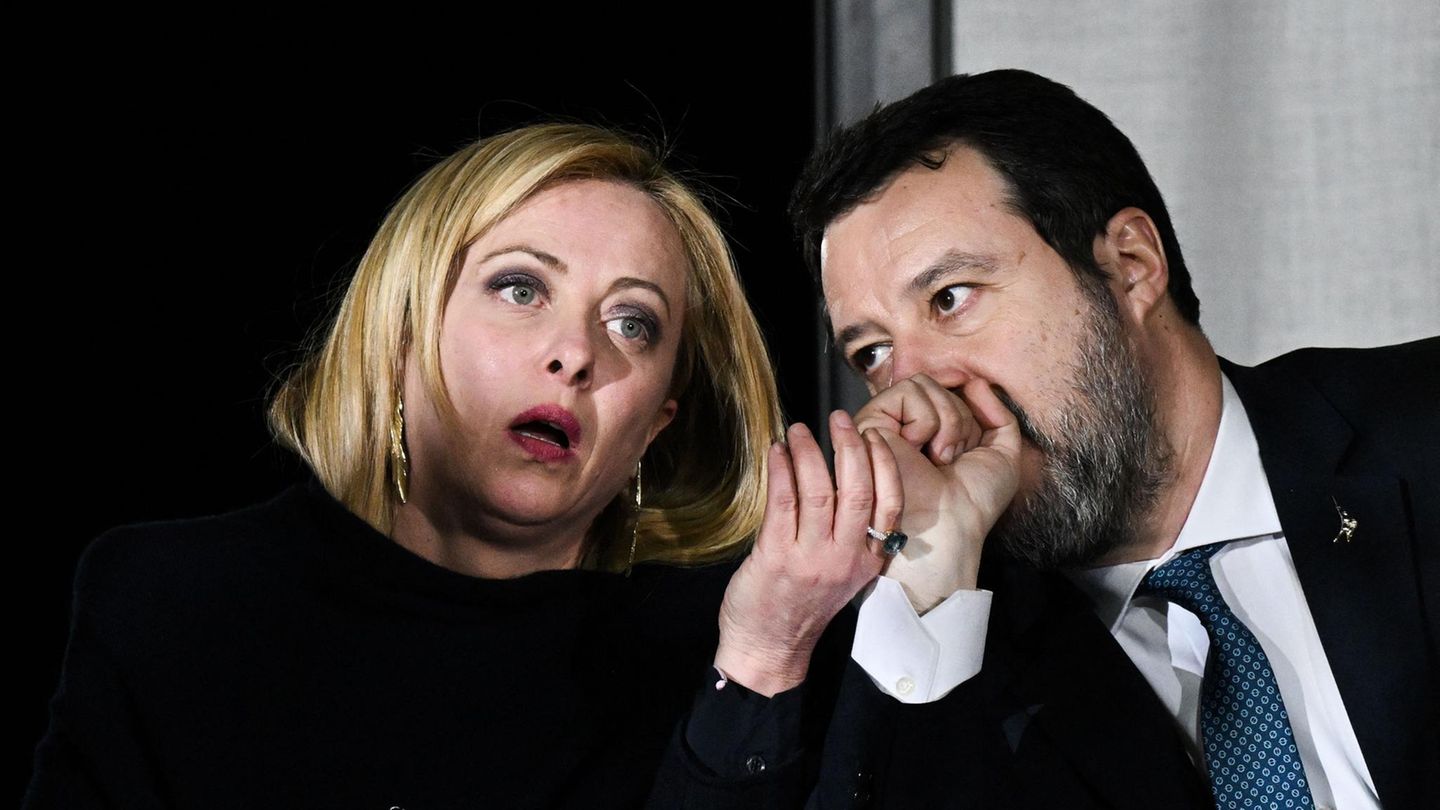 Giorgia Meloni und Matteo Salvini stecken die Köpfe zusammen Giorgia Meloni und Matteo Salvini stecken die Köpfe zusammen