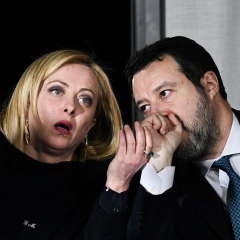 Giorgia Meloni und Matteo Salvini stecken die Köpfe zusammen