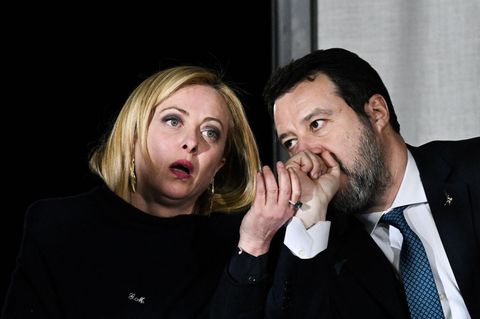 Giorgia Meloni und Matteo Salvini stecken die Köpfe zusammen