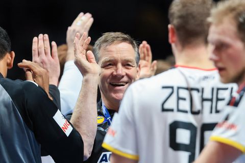 Alfred Gislason jubelt mit seinen Spielern