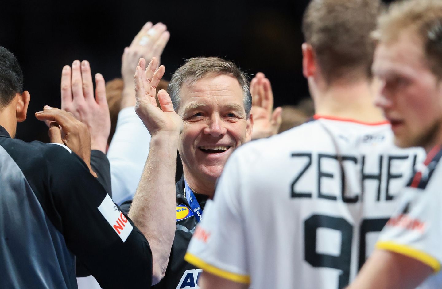Alfred Gislason jubelt mit seinen Spielern