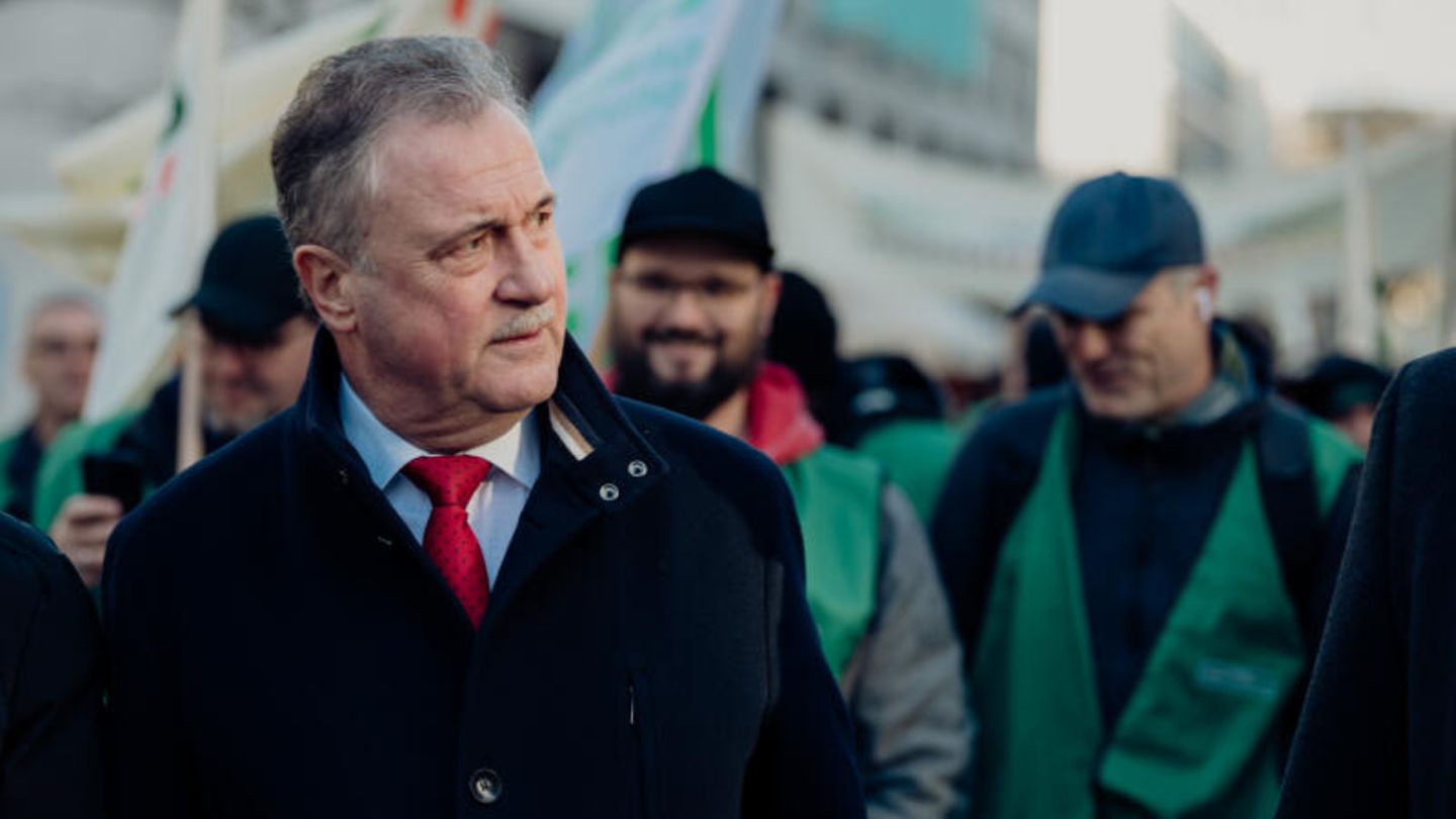 Claus Weselsky, Bundesvorsitzender der Gewerkschaft deutscher Lokomotivführer, auf einer Protestkundgebung in Stuttgart