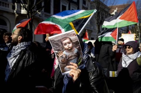 Demonstranten zeigen Solidarität mit der palästinensischen Bevölkerung und unterstützen die südafrikanische Klage vor dem Internationalen Gerichtshof in Den Haag