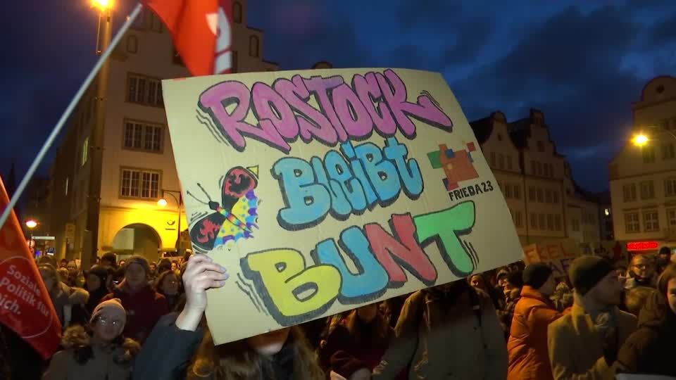 Video: Gefahr von rechts: mehr als 6000 Menschen gehen in Rostock gegen AfD auf die Straße