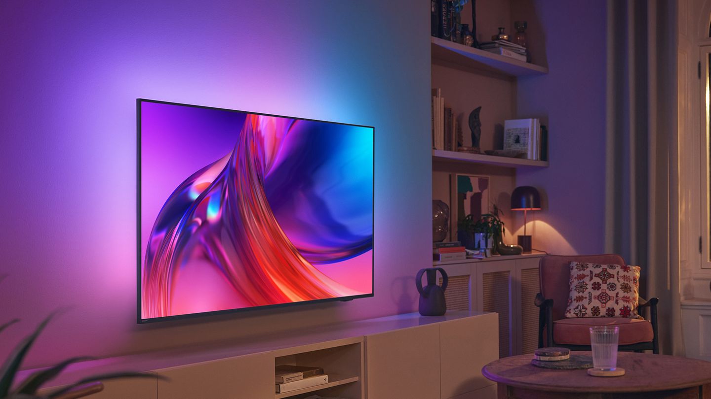 65 Zoll: 850 Euro Ersparnis  Dabei kann der Philipps PUS8808 fast mithalten. Trotz LCD-Panels hat er ein fast genauso gutes Bild, nur bei sehr heller Umgebung und schlechtem Blickwinkel schneidet er etwas dürftiger ab. Auch der Klang ist nur minimal schwächer. Und: Ambilight hat auch das günstigere Modell. Kein Wunder, dass er mit der Gesamtwertung "gut" (2,4) kaum hinter dem teuren Gerät ins Ziel kommt. Preislich hat die Sparvariante aber mächtig die Nase vorn: Mit knapp 1000 Euro kostet der PUS8808 satte 850 Euro weniger als das Spitzenmodell.