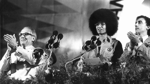 Angela Davis beim DDR-Besuch 1973 neben Erich Honecker (links) und Roberto Viezzi vom "Weltbund der Demokratischen Jugend".