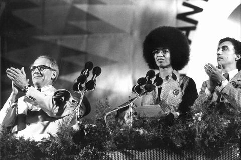 Angela Davis beim DDR-Besuch 1973 neben Erich Honecker (links) und Roberto Viezzi vom "Weltbund der Demokratischen Jugend".