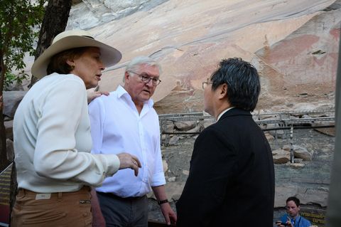 Gemeinsam mit seiner Frau Elke Büdenbender besuchte Bundespräsident Frank-Walter Steinmeier Felszeichnungen im Pha-Taem-Nationalpark.