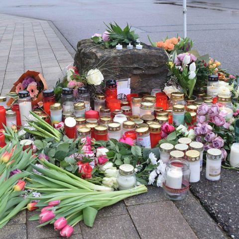 In St. Leon Rot stehen Kerzen und liegen Blumen, wo ein 18-Jähriger eine Mitschülerin erstochen hat