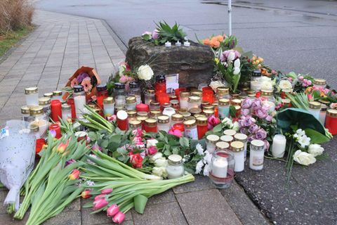 In St. Leon Rot stehen Kerzen und liegen Blumen, wo ein 18-Jähriger eine Mitschülerin erstochen hat