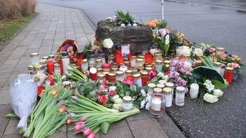 In St. Leon Rot stehen Kerzen und liegen Blumen, wo ein 18-Jähriger eine Mitschülerin erstochen hat
