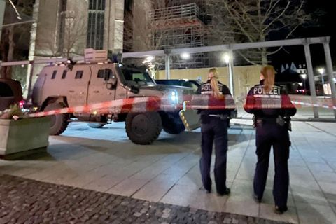 Die Polizei hat eine Geiselnahme am Münsterplatz in Ulm durch Schüsse beendet