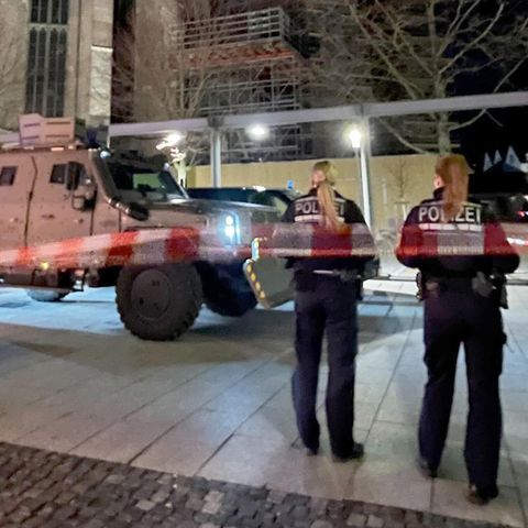 Die Polizei hat eine Geiselnahme am Münsterplatz in Ulm durch Schüsse beendet