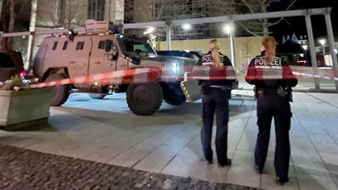 Die Polizei hat eine Geiselnahme am Münsterplatz in Ulm durch Schüsse beendet