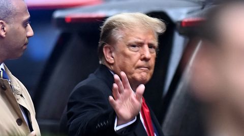 Donald Trump winkt in New York Passanten zu