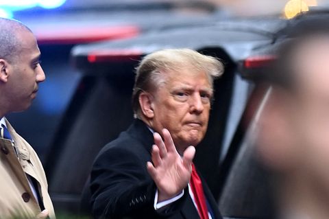 Donald Trump winkt in New York Passanten zu