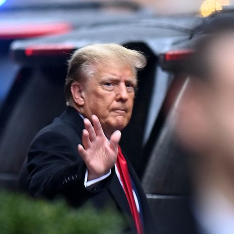 Donald Trump winkt in New York Passanten zu