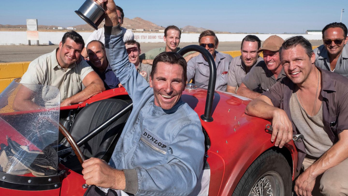 Eine ganz andere Geschichte erzählt der Film "Ford v Ferrari" von 2019, der in Deutschland unter dem Titel "Le Mans 66 – gegen jede Chance" in die Kinos kam. Bale (Foto) und Matt Damon wollen als Rennfahrer Ken Miles und Carroll Shelby im Jahr 1966 den Autobauer Ferrari in den Schatten stellen.
