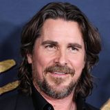 Christian Bale lächelt in die Kamera