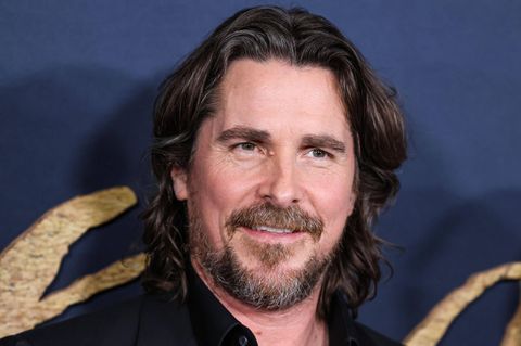 Christian Bale lächelt in die Kamera