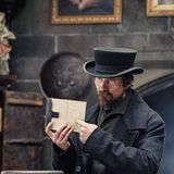 "The Pale Blue Eye" von 2022 spielt im Jahr 1830, in der Zeit zwischen der amerikanischen Unabhängigkeit und dem Bürgerkrieg. Bale muss in der Rolle des pensionierten Polizisten Augustus Landor einen Mord aufklären. Auf Deutsch heißt der Thriller  "Der denkwürdige Fall des Mr. Poe".