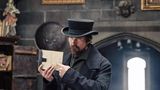 "The Pale Blue Eye" von 2022 spielt im Jahr 1830, in der Zeit zwischen der amerikanischen Unabhängigkeit und dem Bürgerkrieg. Bale muss in der Rolle des pensionierten Polizisten Augustus Landor einen Mord aufklären. Auf Deutsch heißt der Thriller  "Der denkwürdige Fall des Mr. Poe".