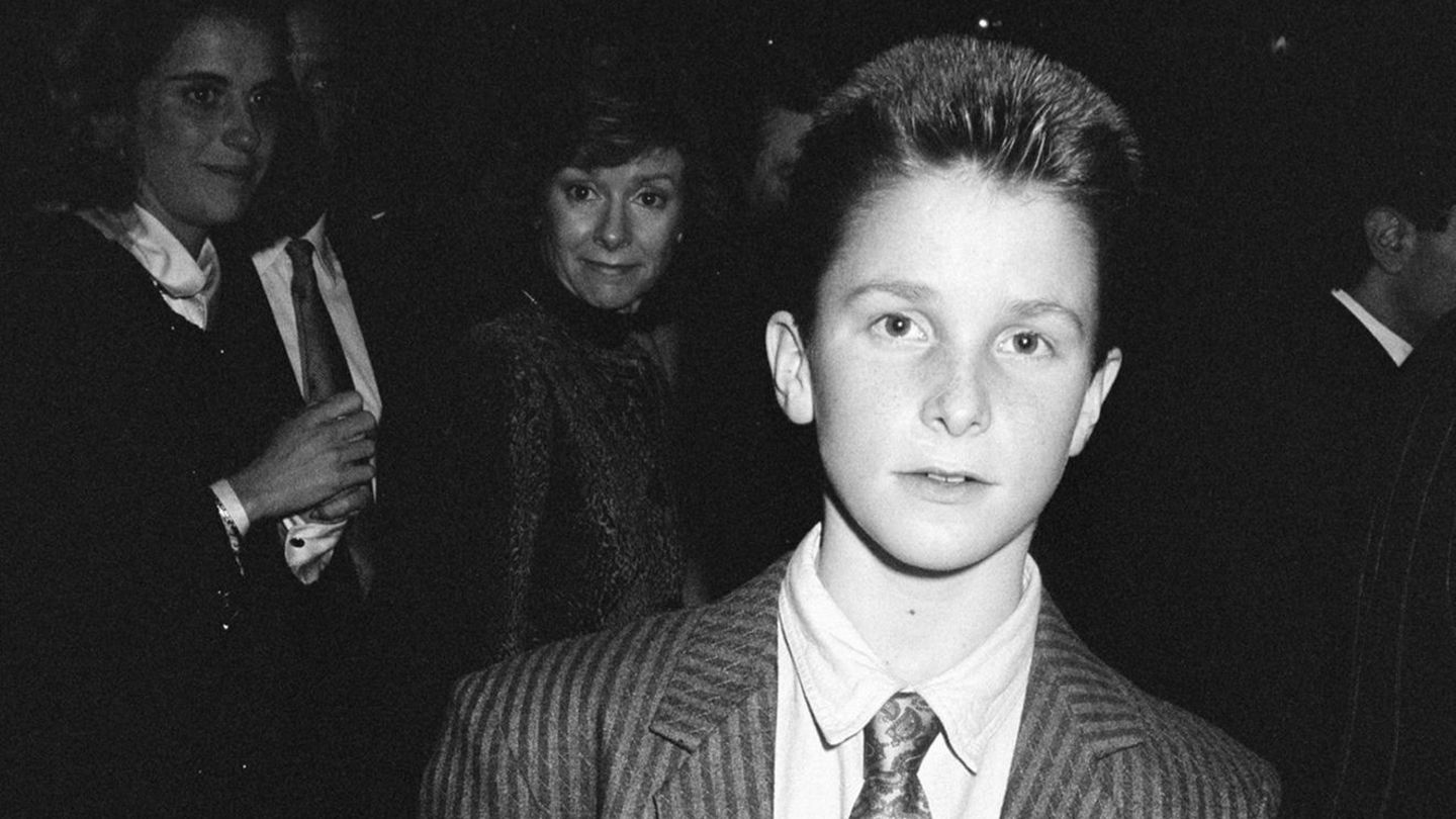 Ein Schwarz-Weiß-Foto von Christian Bale als Jugendlicher