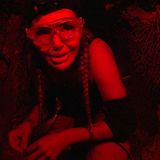 Unter lautem Gekreische robbt Kim durch die unterirdischen Gänge, immer auf der Suche nach einem Stern. Dafür muss sie stinkende Fisch- und Fleischabfälle durchwühlen. Doch so ekelig es auch sein mag - die 28-Jährige kämpft sich taper durch.