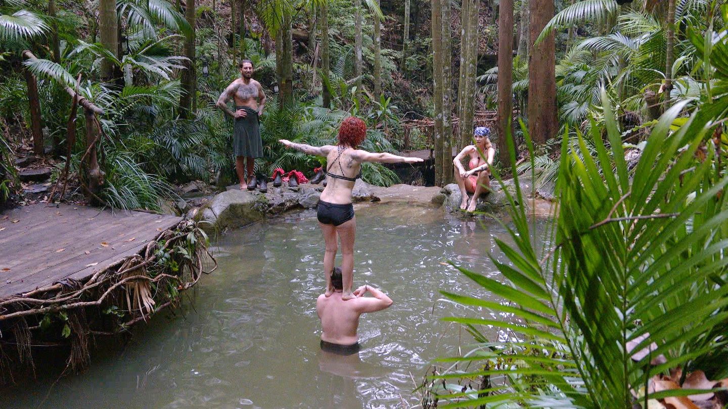 Langeweile macht erfinderisch. Und so studieren drei der Campbewohner am Weiher einen TikTok-Tanz ein. Die Idee kommt Sarah, als Lucy auf den Schultern Tims steht