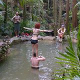 Langeweile macht erfinderisch. Und so studieren drei der Campbewohner am Weiher einen TikTok-Tanz ein. Die Idee kommt Sarah, als Lucy auf den Schultern Tims steht