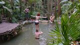 Langeweile macht erfinderisch. Und so studieren drei der Campbewohner am Weiher einen TikTok-Tanz ein. Die Idee kommt Sarah, als Lucy auf den Schultern Tims steht
