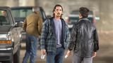 Christian Bale mit langen Haaren und Holzfällerhemd
