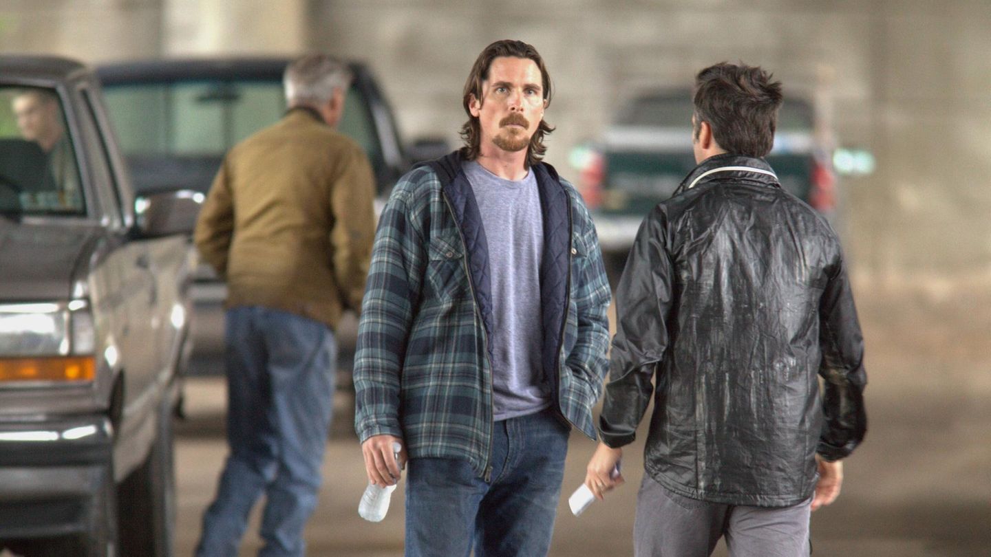 Christian Bale mit langen Haaren und Holzfällerhemd
