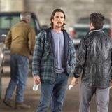 Christian Bale mit langen Haaren und Holzfällerhemd