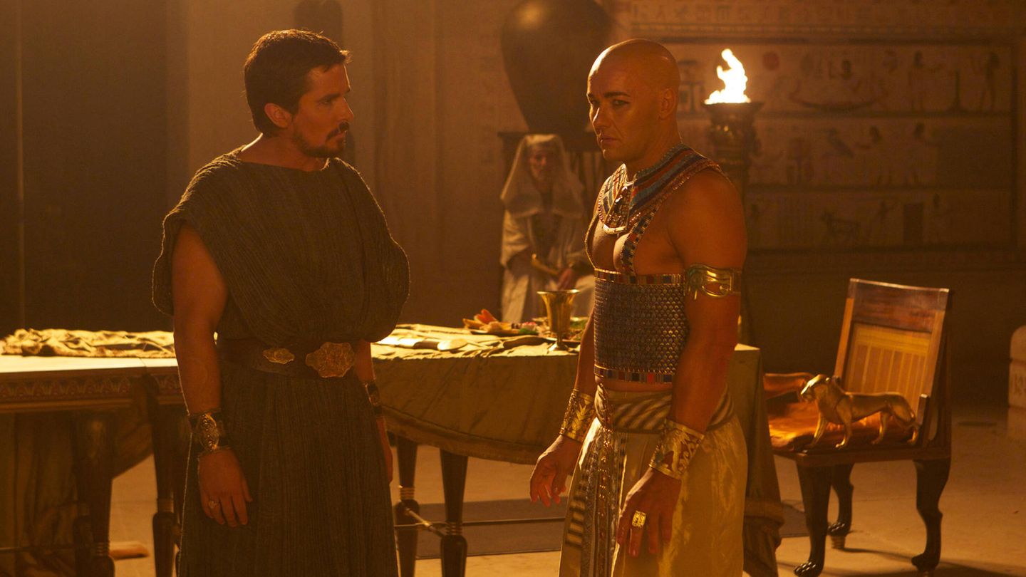 Christian Bale in einer Filmkulisse, die das alte Ägypten darstellt