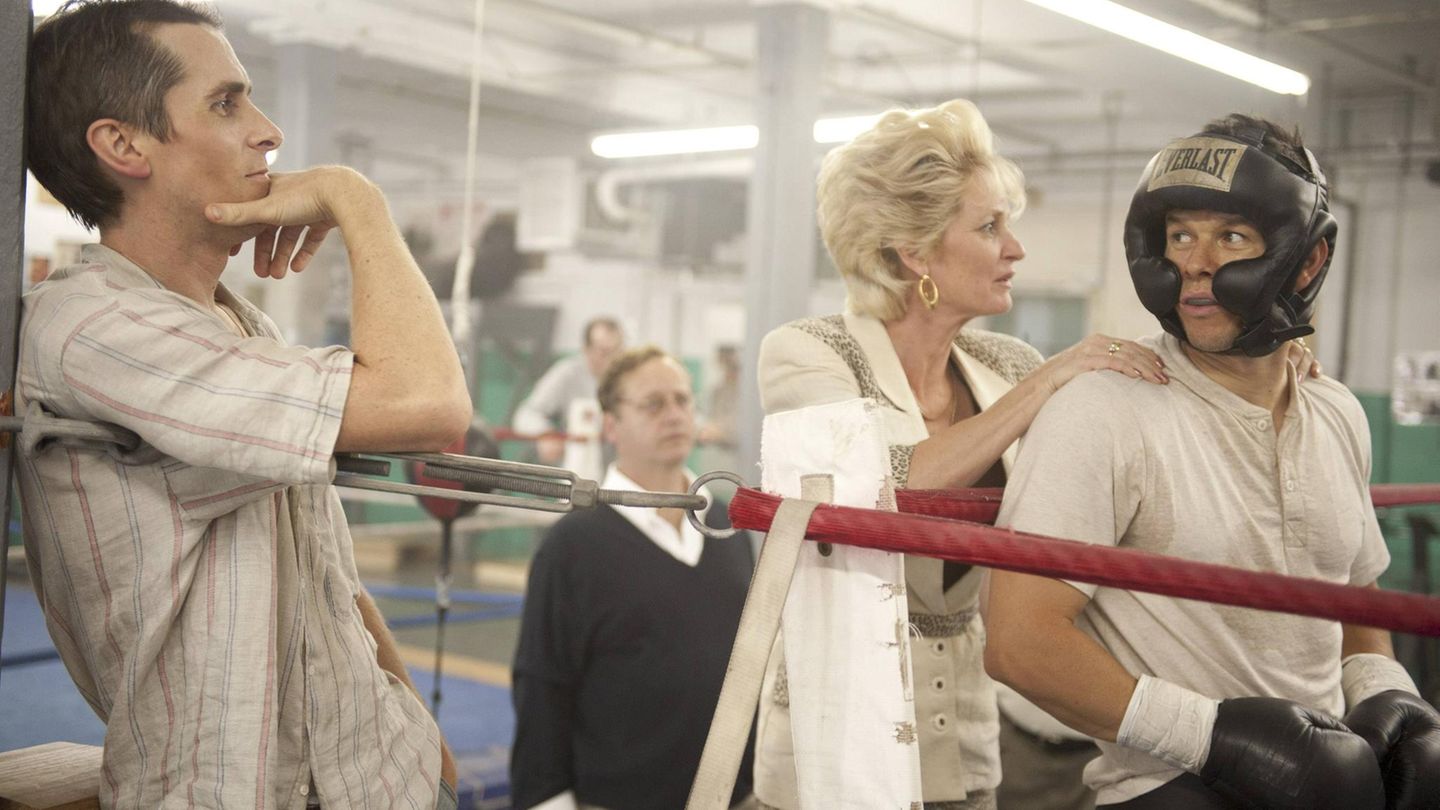 Christian Bale steht an einem Boxring