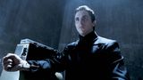 2002 folgt "Equilibrium". Der Science-Fiction-Horrorfilm spielt nach dem Dritten Weltkrieg in einer totalitären Welt, wo die Regierung die Gefühle der Menschen mit Hilfe eines Medikaments kontrolliert. Wer sich weigert, das Serum einzunehmen, wird zum Staatsfeind.
