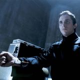 2002 folgt "Equilibrium". Der Science-Fiction-Horrorfilm spielt nach dem Dritten Weltkrieg in einer totalitären Welt, wo die Regierung die Gefühle der Menschen mit Hilfe eines Medikaments kontrolliert. Wer sich weigert, das Serum einzunehmen, wird zum Staatsfeind.