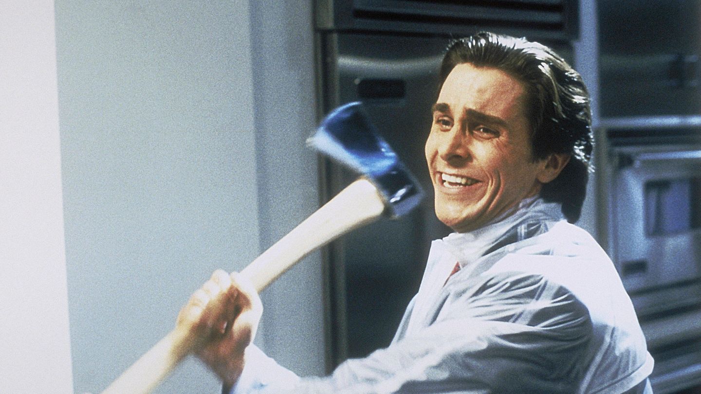 Christian Bale schwingt eine Axt