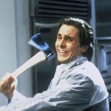 Christian Bale schwingt eine Axt