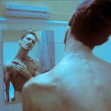 Christian Bale steht abgemagert vor einem Spiegel